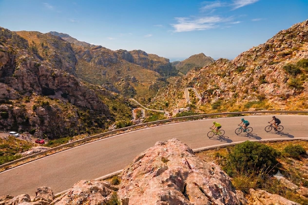 Rennradfahrer in den Serpentinen von Sa Calobra in der Serra de Tramuntana auf Mallorca